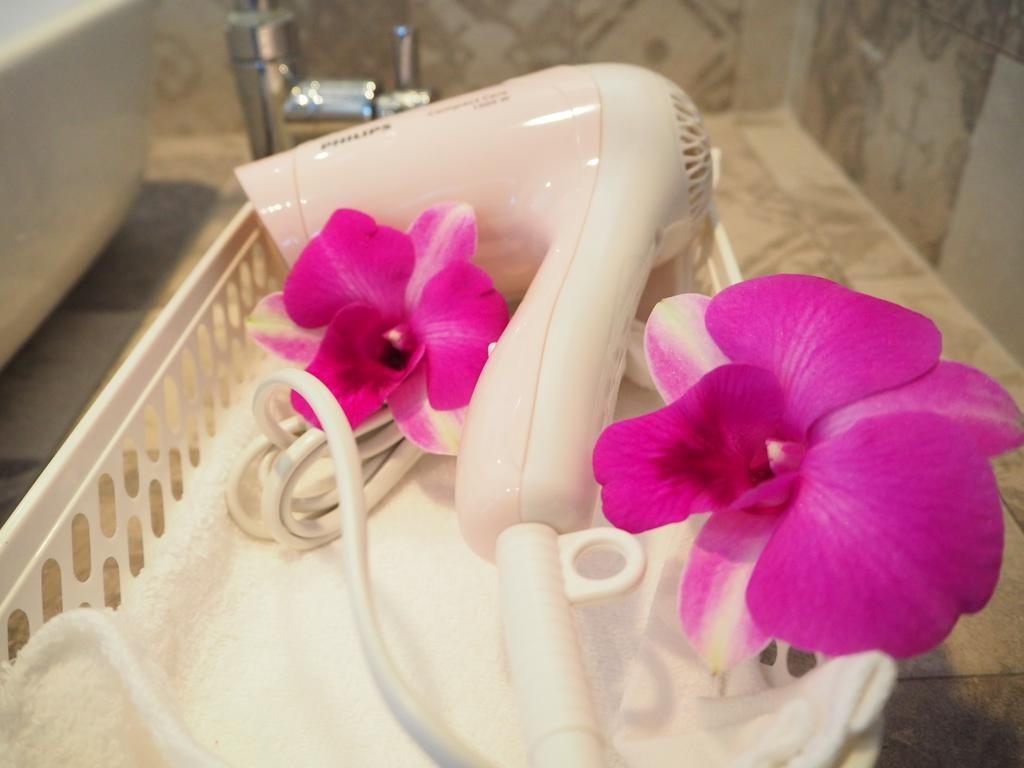 Art-C House Hotel Phuket Ngoại thất bức ảnh