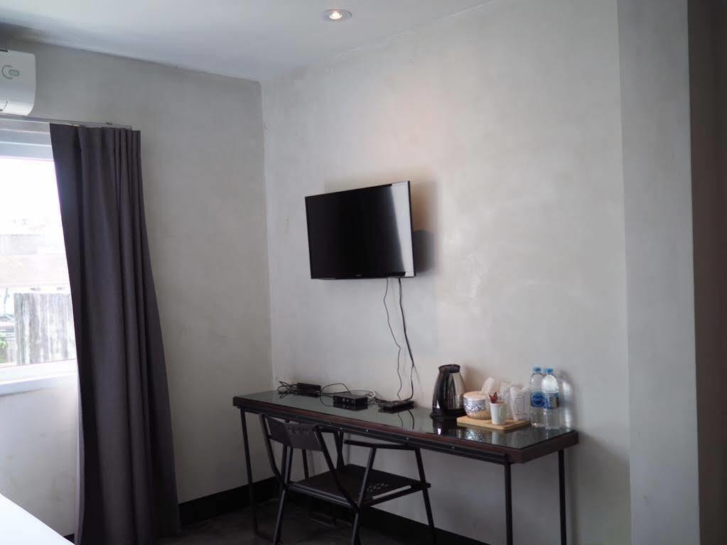 Art-C House Hotel Phuket Ngoại thất bức ảnh